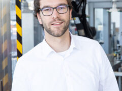 Portrait of Roland Woelfle wir brown hair and glasses
