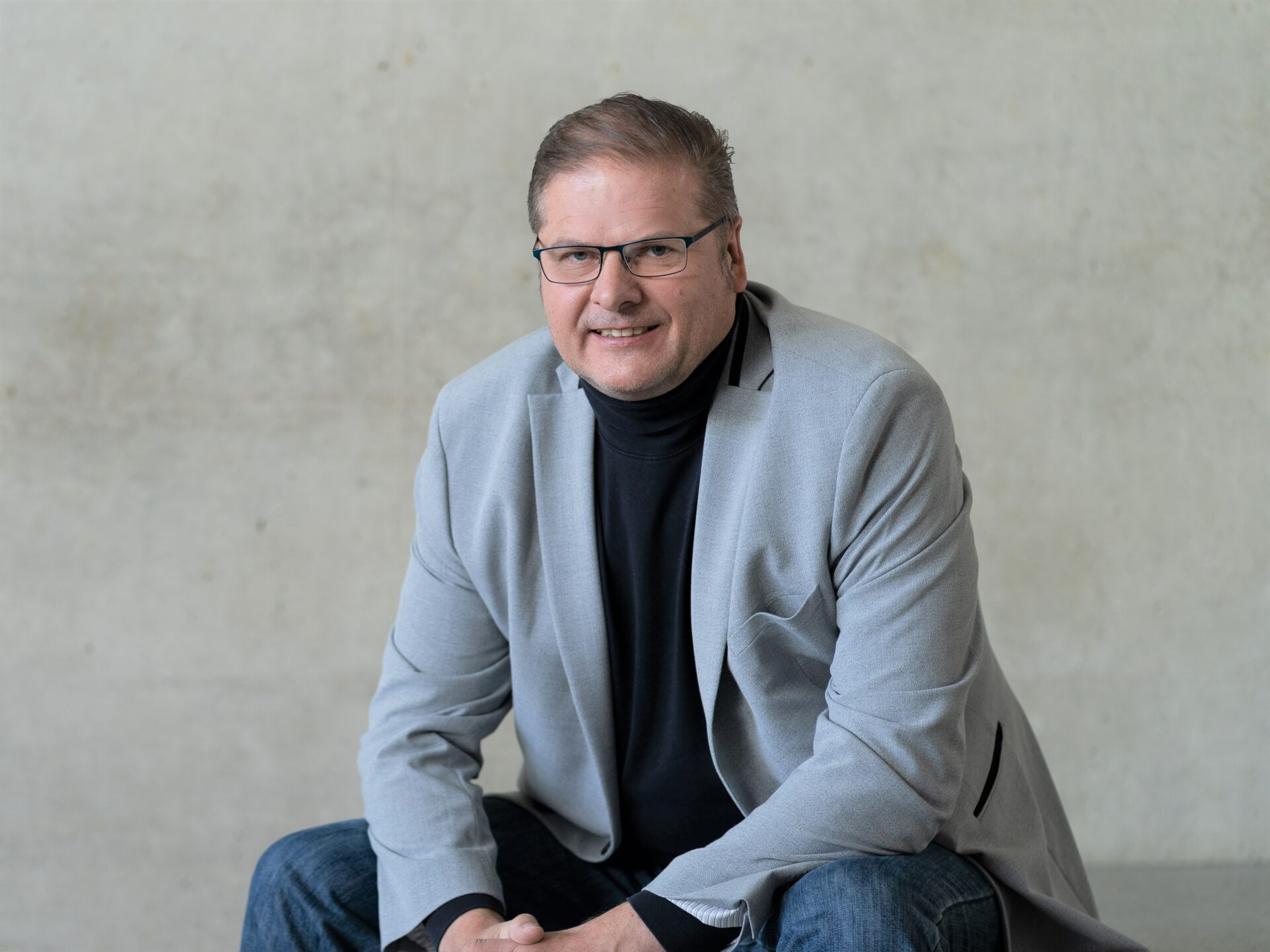 A portrait of Prof. Dr. Michael Lenke wearing glasses